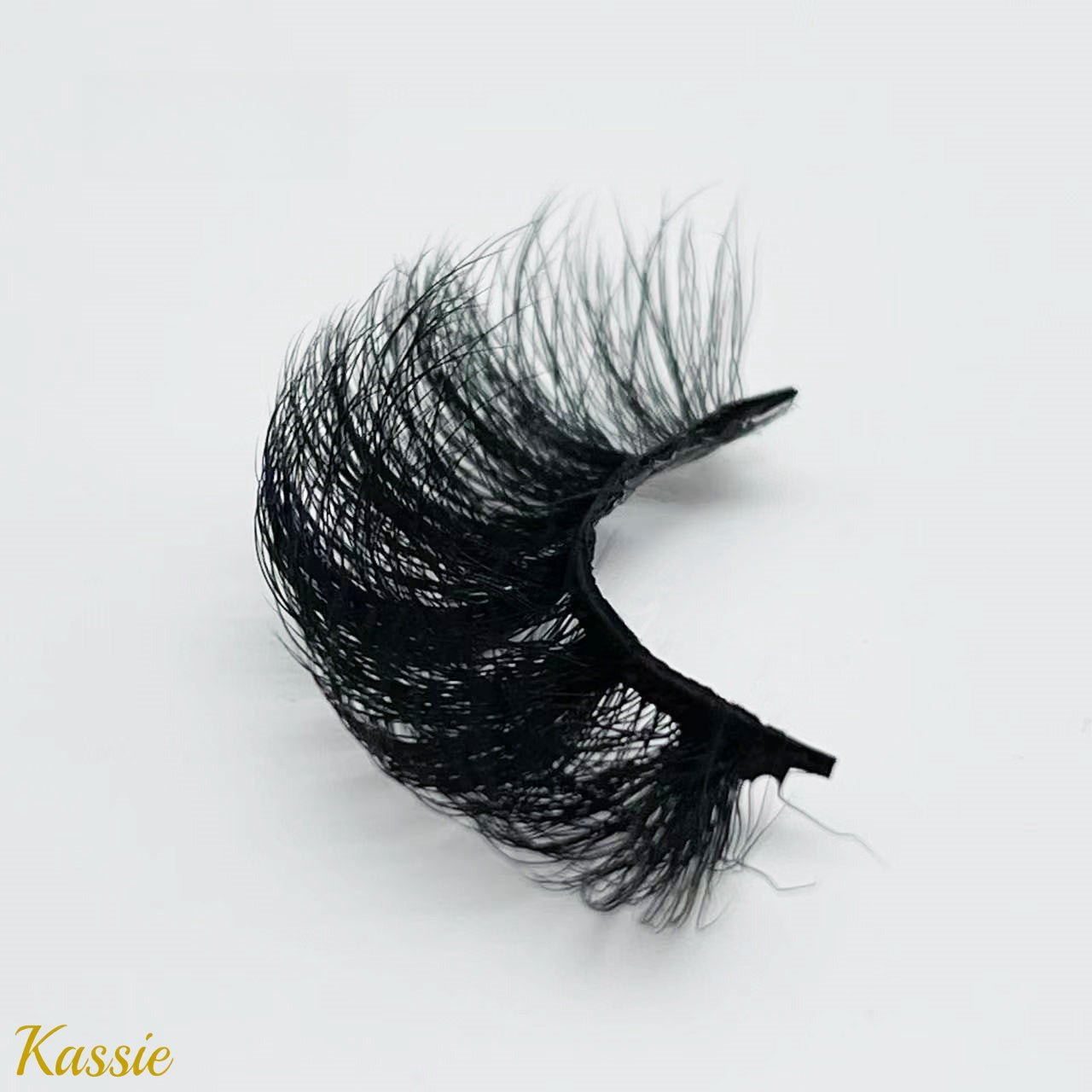Kassie ( Fluffy D Curl 20mm Mink Lashes )
