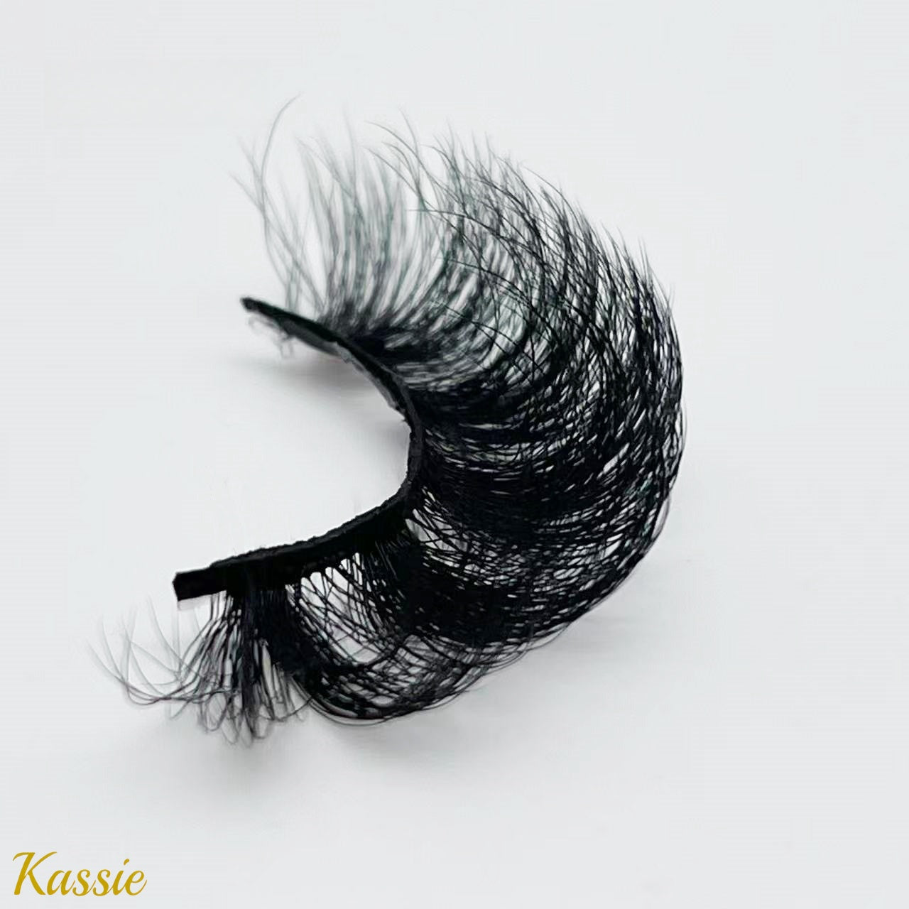 Kassie ( Fluffy D Curl 20mm Mink Lashes )