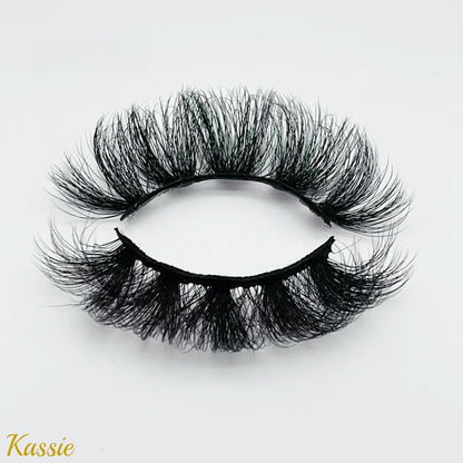 Kassie ( Fluffy D Curl 20mm Mink Lashes )