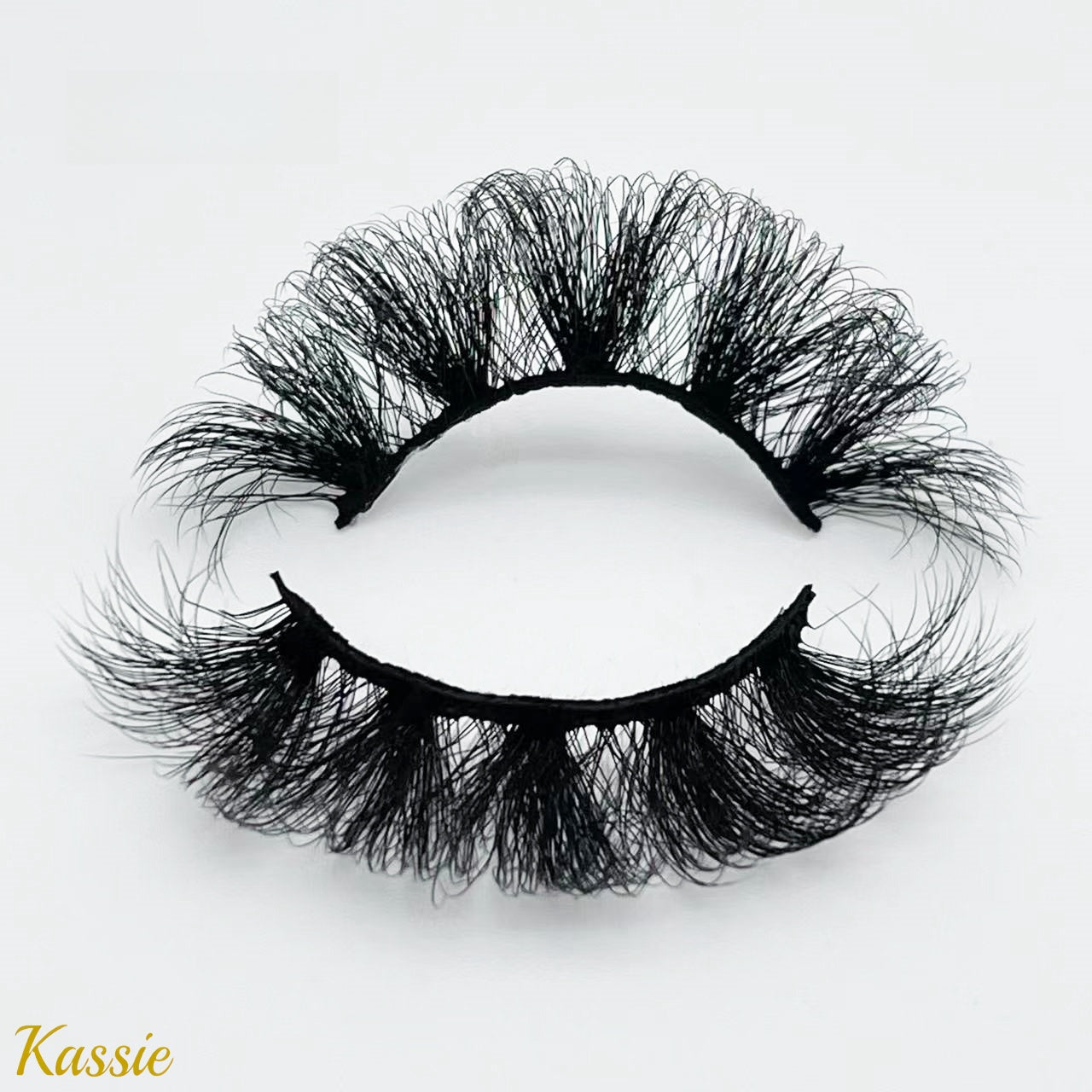 Kassie ( Fluffy D Curl 20mm Mink Lashes )