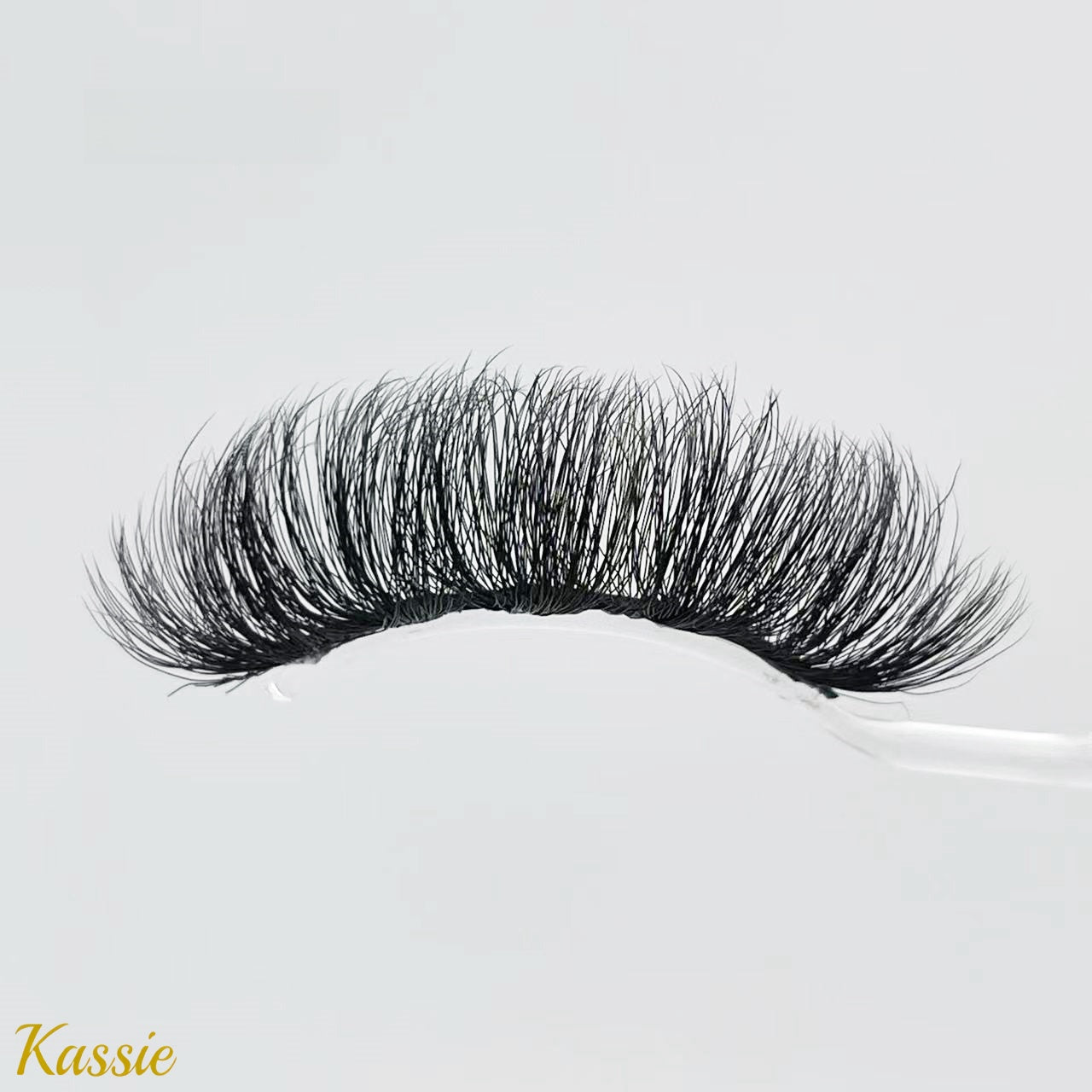 Kassie ( Fluffy D Curl 20mm Mink Lashes )